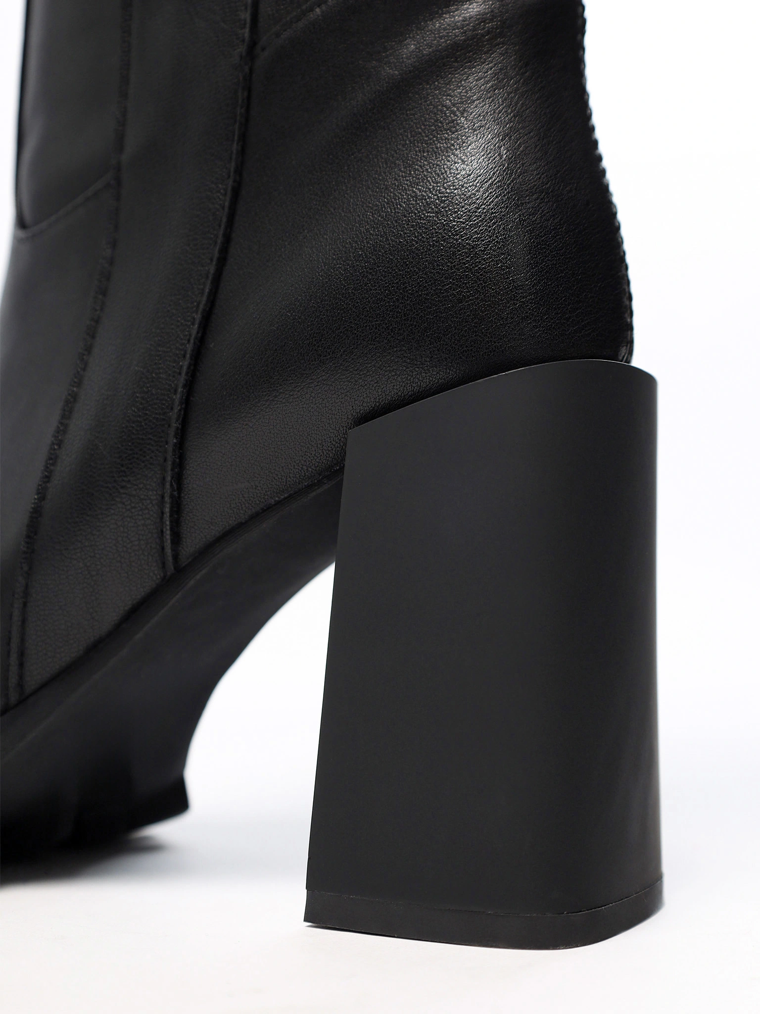 Сапоги черного цвета на высоком каблуке